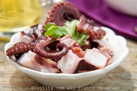 Infografía que muestra la selección de ingredientes frescos: pulpo, cebolla, lima y ají