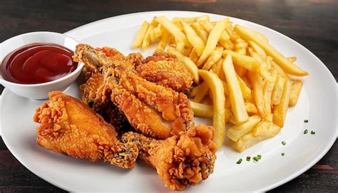 Plato terminado de pollo con papas fritas y huevo, presentado de forma apetitosa