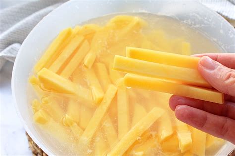 Papas cortadas en bastones y freídas hasta dorar, escurriendo el exceso de aceite en papel absorbente