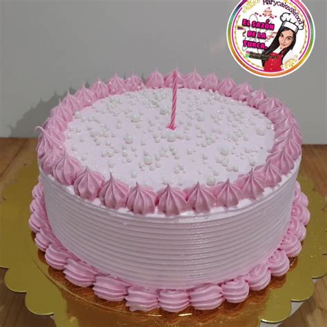 Torta decorada con merengue brillante y picos