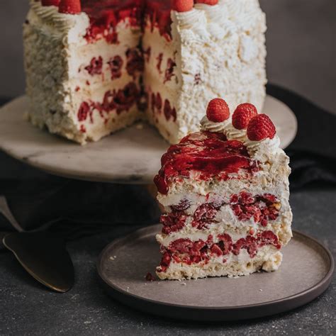 Torta con merengue dentro de un porta tortas hermético en la heladera