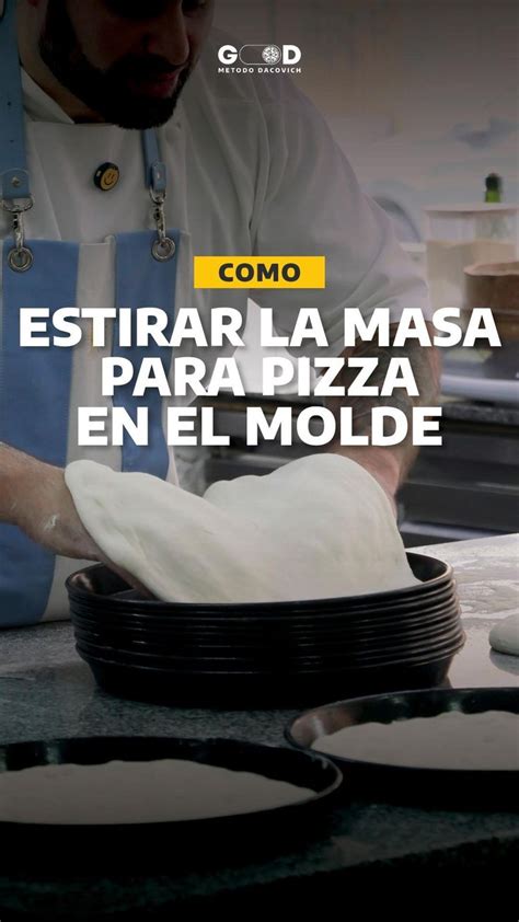 Infografía paso a paso mostrando la masa extendida en el molde y el horneado inicial.