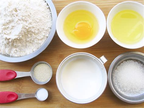 infografía con los ingredientes secos y líquidos para la masa del bollo