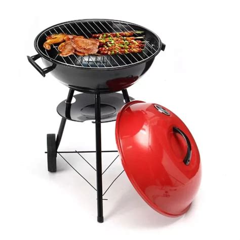 Parrilla tipo kettle con tapa en un balcón espacioso