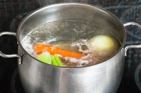 Seitán hirviendo en caldo aromático