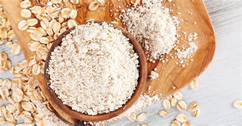 Imagen de los ingredientes de la masa de avena: harina de avena, agua, aceite