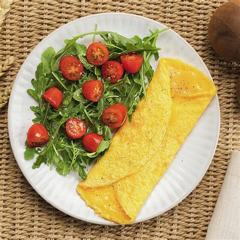Plato de tortilla francesa decorada con flores de cebollino