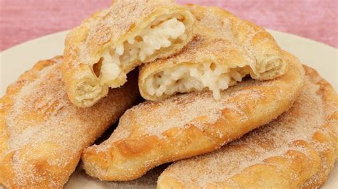 Empanadas dulces de arroz con leche recién horneadas