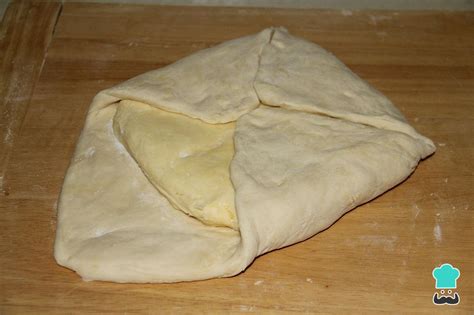 primer plano de una masa de hojaldre con trozos de mantequilla fría