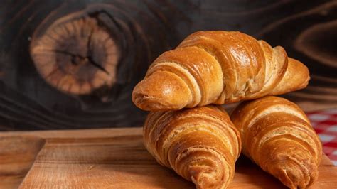 imagen de croissants dorados y hojaldrados