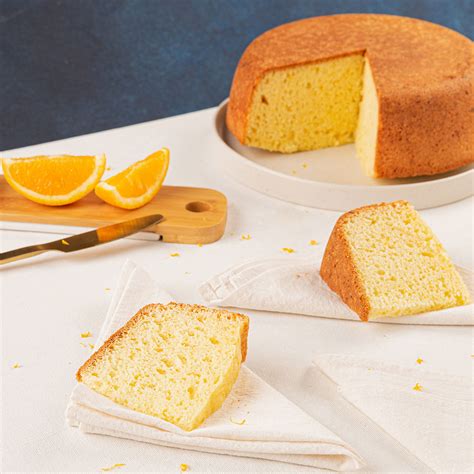 Corte de torta de naranja revelando un relleno de crema pastelera