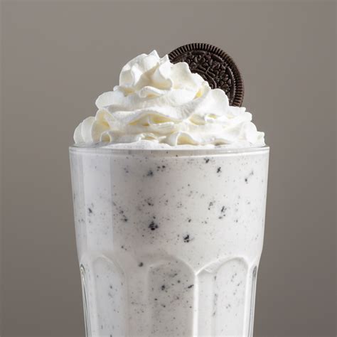 Foto de un batido de Oreo cremoso y decorado con nata montada y galletas