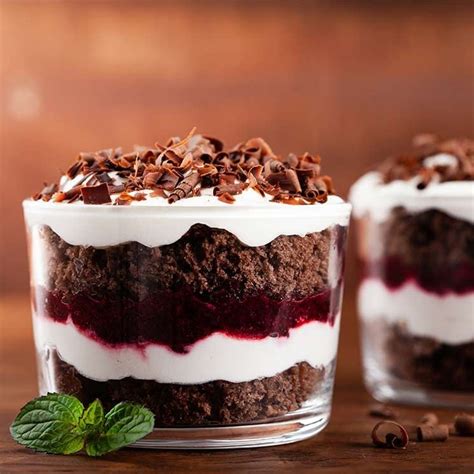 Montaje de un postre tipo Trifle en un vaso alto, mostrando las distintas capas.