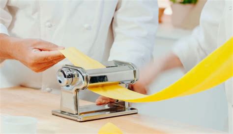 Infografía mostrando los pasos para uslerear y cortar la masa de los alfajores