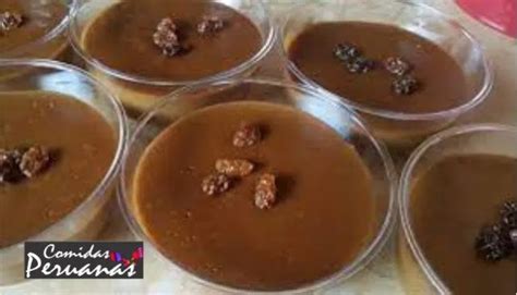 Fotografía de la preparación del relleno de chancaca en una olla, con nueces añadidas