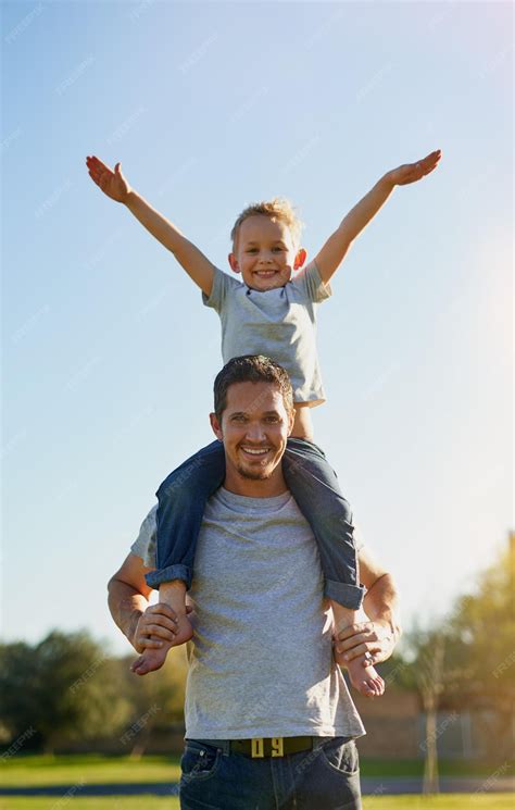 Foto de un padre con su hijo en un momento emotivo