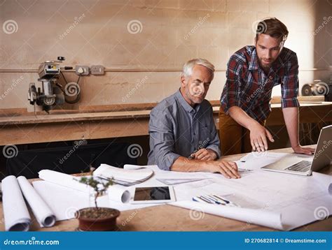 Fotografía de un padre y un hijo trabajando juntos en un proyecto o maqueta de arquitectura