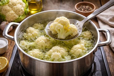 Cocción de coliflor en una olla con leche para reducir el olor