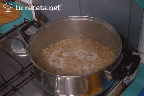 Olla con Porotos con Riendas hirviendo a fuego lento