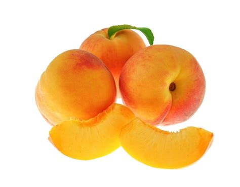 Cesto con duraznos frescos maduros
