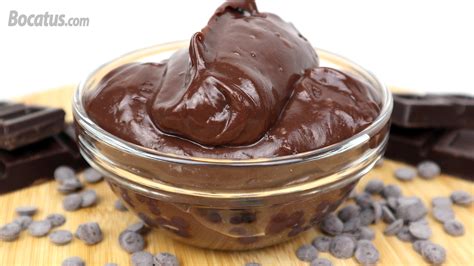 crema pastelera de chocolate en un cuenco con virutas de chocolate