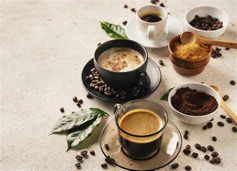 tazas de café y té con granos de café y hojas de té