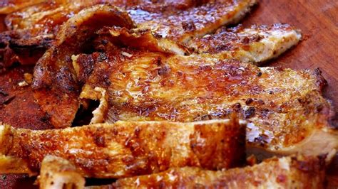 Cerdo a la parrilla dorado y jugoso, listo para servir.
