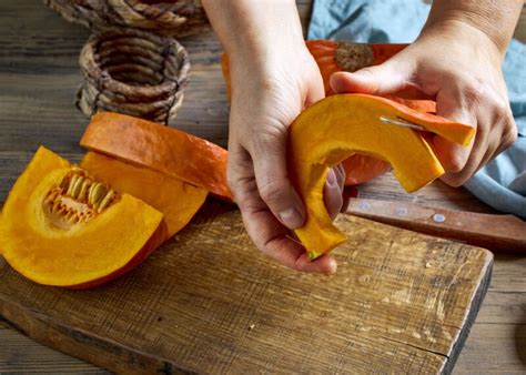 Infografía mostrando los pasos para preparar puré de calabaza: pelar, cortar, cocer, moler y colar.