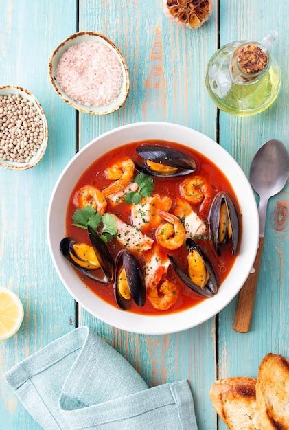 Mejillones y gambas listos para añadir a la sopa