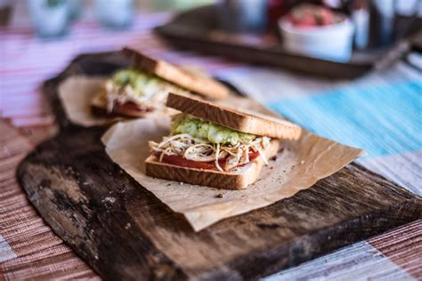 Sándwich de ave pimentón cortado en triángulo listo para comer