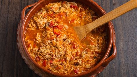 Mezcla de pollo desmenuzado con pasta de pimentón y otros ingredientes
