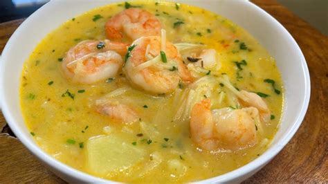 Sopa de camarón ecuatoriana terminada servida en un plato