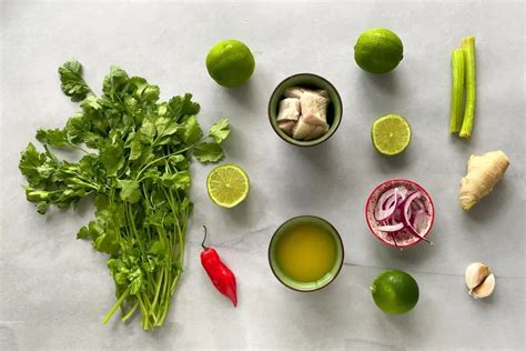 Ingredientes frescos para la preparación de la leche de tigre