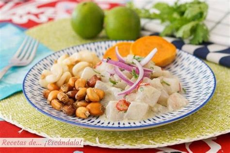 Plato de ceviche de jurel recién preparado con guarniciones