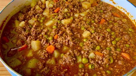 Plato de guiso de carne picada con vegetales frescos servido en un tazón