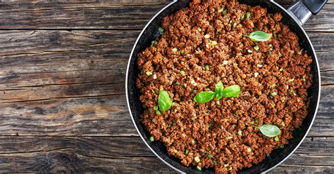 Infografía de ingredientes frescos: carne molida, calabacín, zanahoria y especias