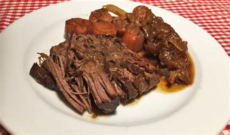 Bondiola de cerdo braseada con cerveza en una olla