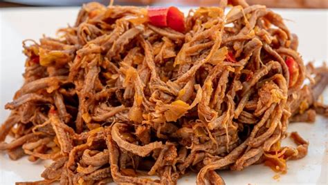 Carne braseada desmenuzada servida en un plato
