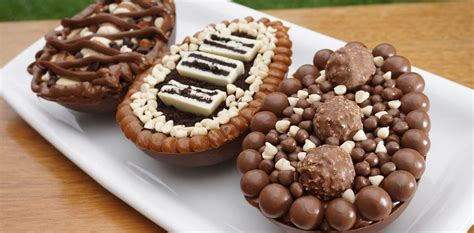 Foto detallada de huevos de chocolate rellenos con diferentes sabores
