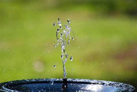 imagen de un bol con arroz siendo lavado bajo un chorro de agua fría