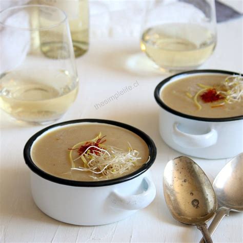 Imagen de una crema de topinambur con azafrán y limón en un bol, decorada