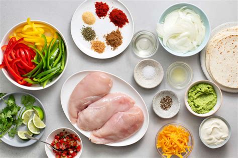 Ingredientes frescos para fajitas de verduras cortados en juliana