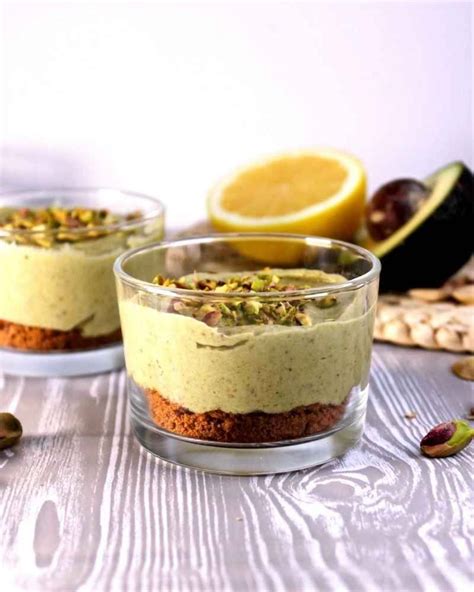 Plato decorado con mousse de pistacho, mantequilla de pistacho y pistachos picados
