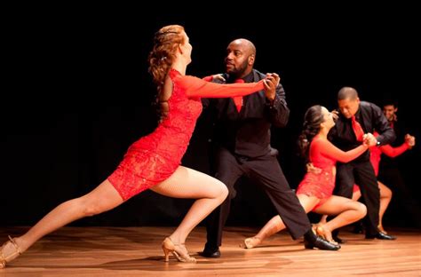 Foto de personas aprendiendo a bailar salsa en una clase grupal