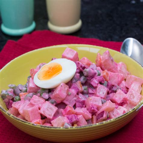 Plato de ensalada rusa tradicional con mayonesa