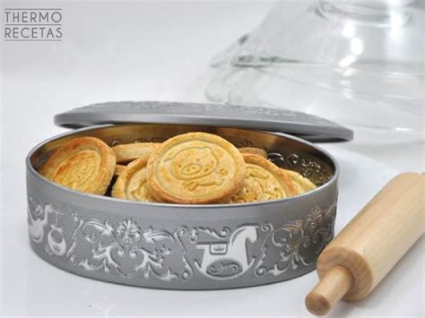 Galletas decoradas con sellos y rodillos de relieve, mostrando diseños nítidos y variados
