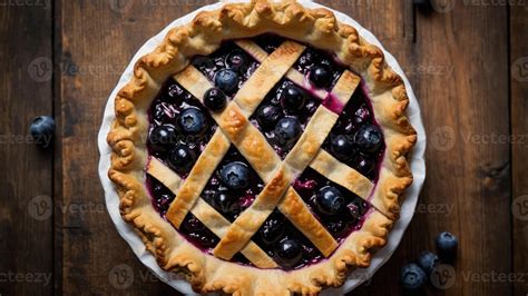 Fotografía de un Kuchen de mora recién horneado con un enrejado decorativo