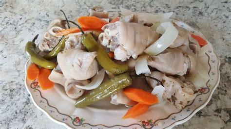 Plato de chiles en escabeche o patitas de puerco en escabeche.