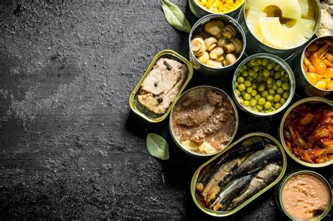 Surtido de diferentes tipos de escabeches en pequeños boles (pescado, carne, verduras).
