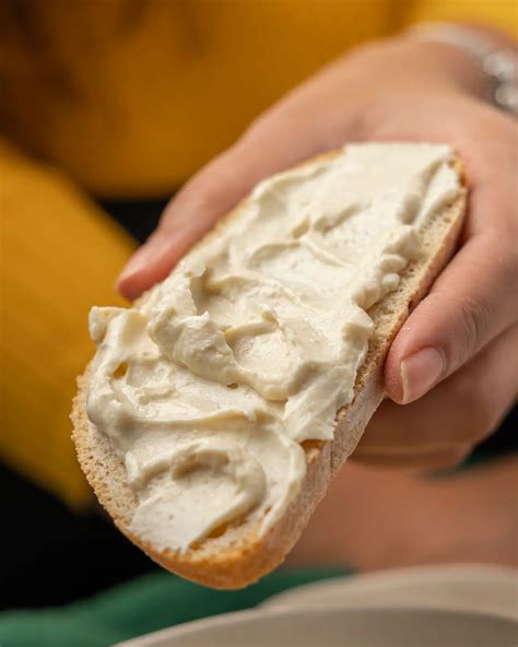 Mezcla de crema de coco, queso vegano y caldo en un bol